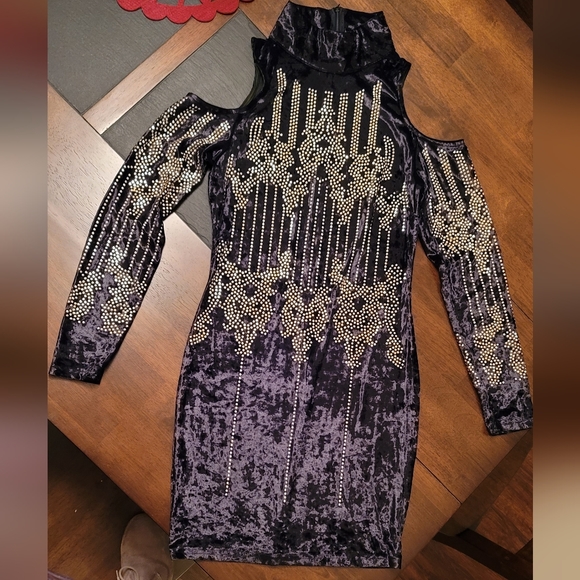 Sonja by Sonja Morgan Dresses & Skirts - SONJA - By SONJA MORGAN - Vivi Stud Velvet Dress - Women's  Size  M